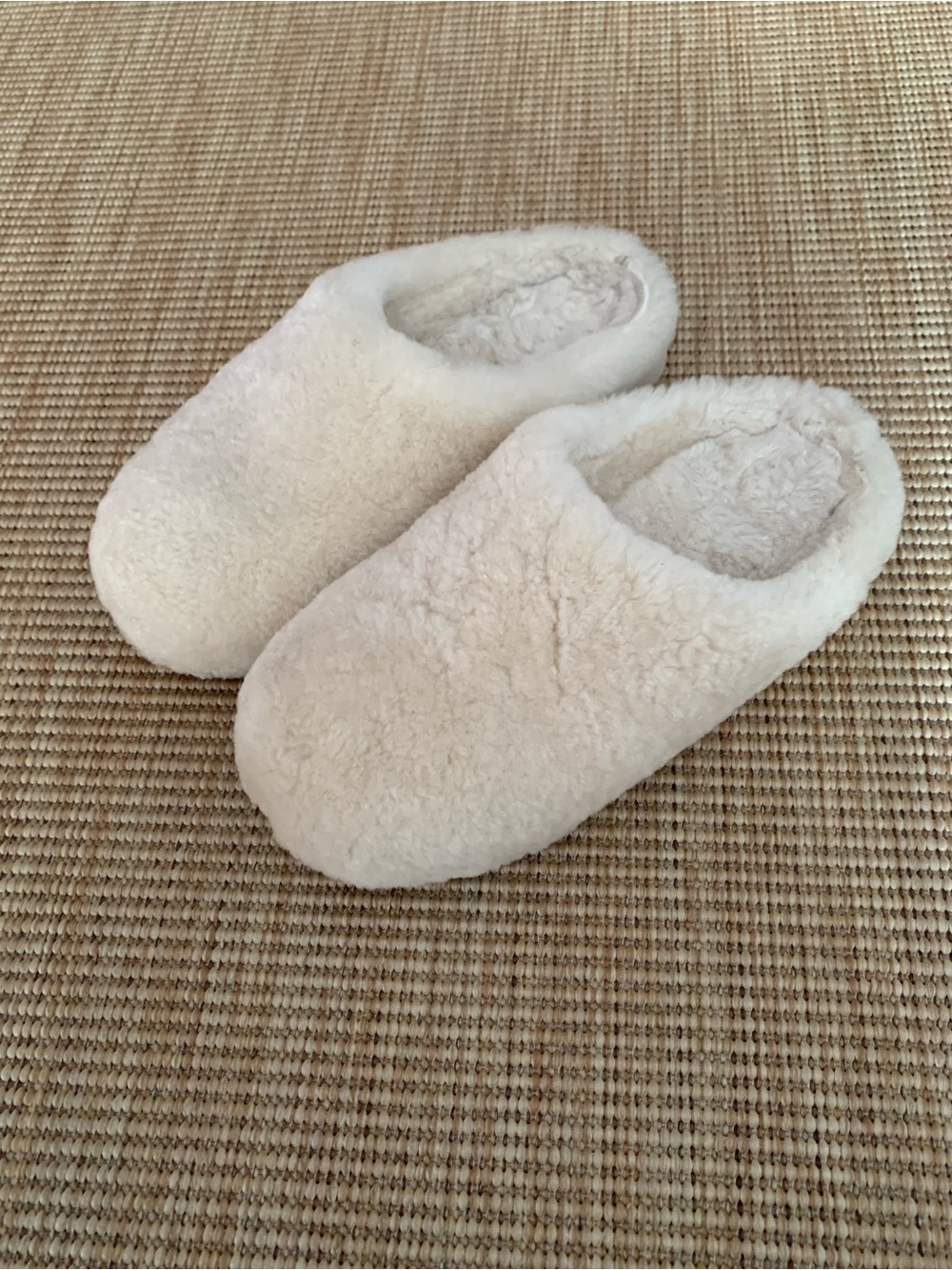Kith Myla Shearling Sheepskin Fuzzy Slippers Flats Natural Cream Ivory White
